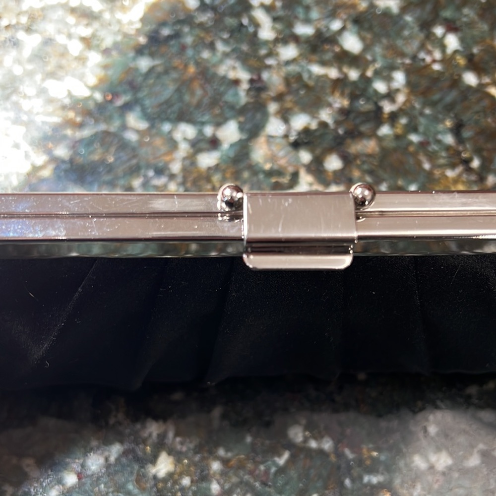 Chained clutch - Picture 2 of 8